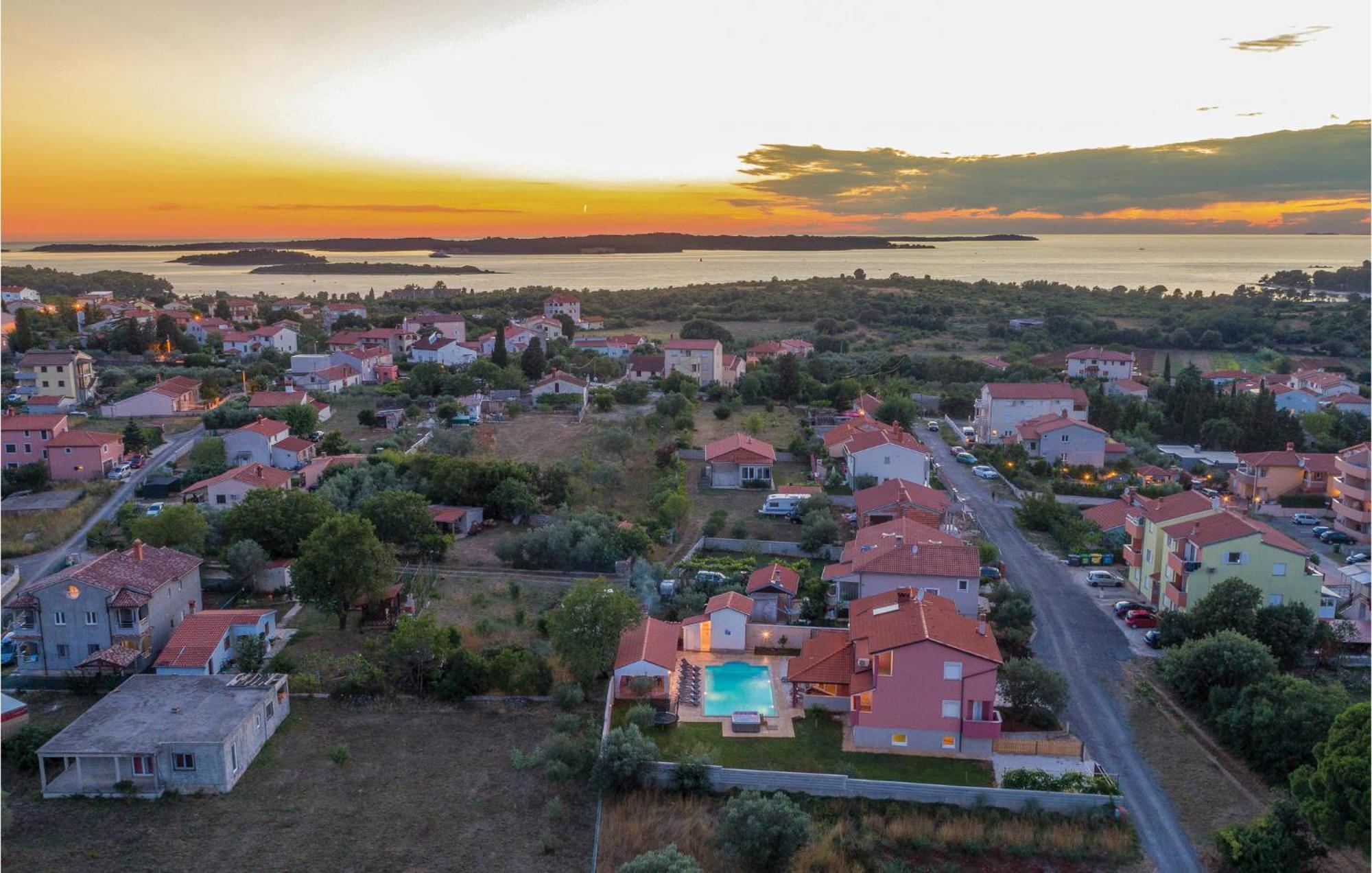 8 Bedroom Awesome Home In Пула Екстер'єр фото
