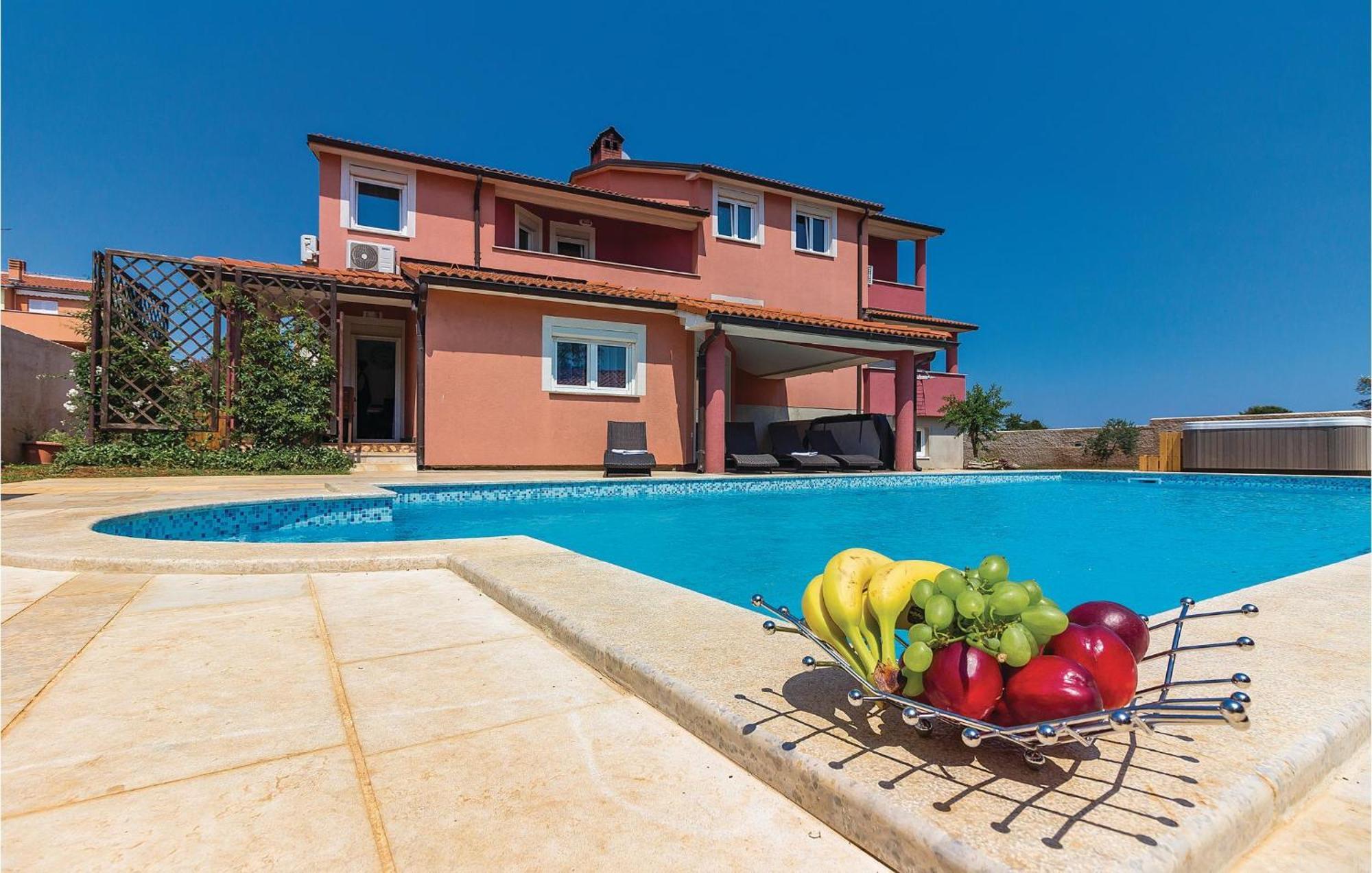 8 Bedroom Awesome Home In Пула Екстер'єр фото
