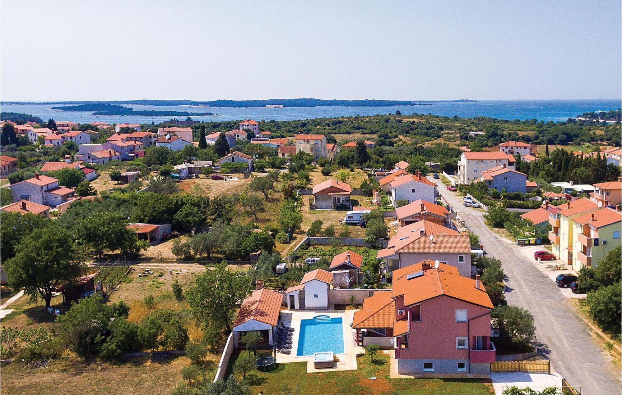 8 Bedroom Awesome Home In Пула Екстер'єр фото