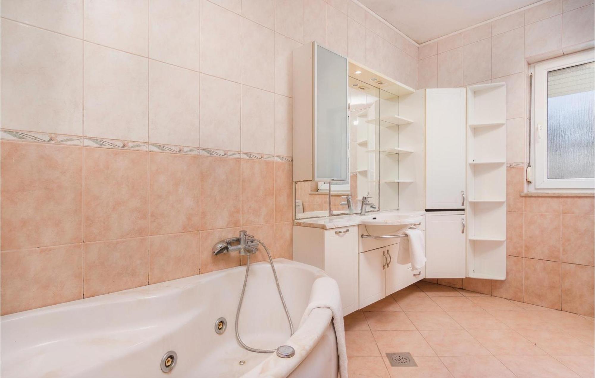 8 Bedroom Awesome Home In Пула Екстер'єр фото